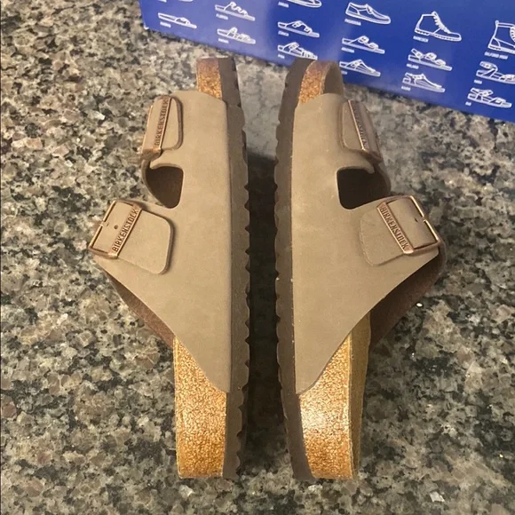 Size 42 New in box Birkenstock Tan Sandals with Cushioned Footbed - Picture 5 of 7